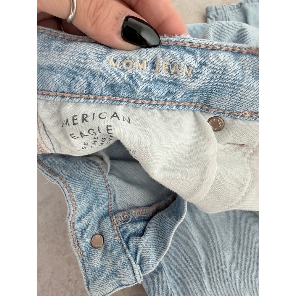 American Eagle Outfitters Mom Jeans Light Distressed Denim Women's Size 2 Short - Picture 6 of 6